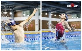 为什么外野手在处理阳光下的高飞球时习惯性地采用侧身接捕姿态